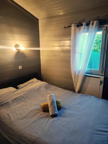 une chambre avec un lit avec une serviette dessus dans l'établissement Chalet cosy 300 mètres du lac, à Margencel