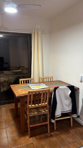 Fotografie z fotogalerie ubytování Pitangueiras com cadeira e guarda-sol exclusivo, limpeza diária, piscina climatizada e Wi-Fi v destinaci Guarujá