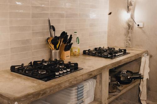 un bancone della cucina con due fornelli sopra di La Chamba Surf House a Santa Catalina