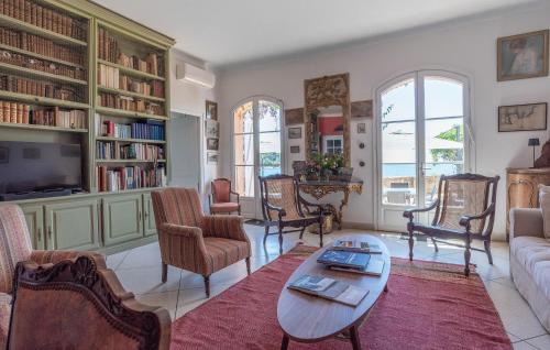 un salon avec un canapé et une table dans l'établissement Amazing Home In Saint-Raphaël, à Saint-Raphaël