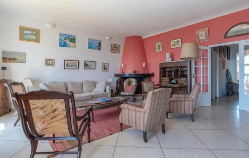 un salon avec un canapé et une table dans l'établissement Amazing Home In Saint-Raphaël, à Saint-Raphaël