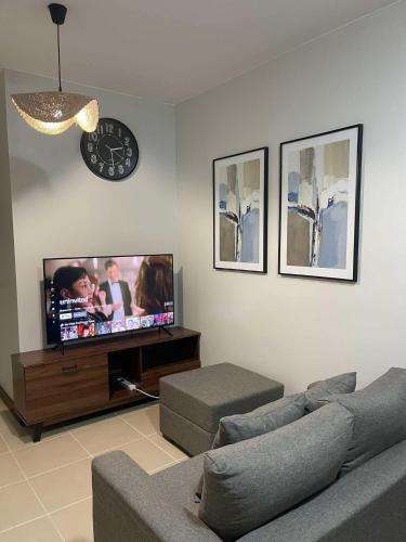 Μια τηλεόραση ή/και κέντρο ψυχαγωγίας στο Verdon Parc Davao City with Balcony by darpm