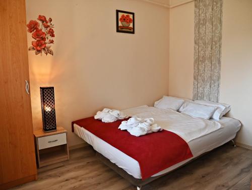 Ένα ή περισσότερα κρεβάτια σε δωμάτιο στο Pipacs Apartman