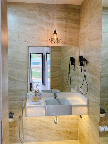 a bathroom with a sink and a mirror at Mordô da serra in Paty do Alferes