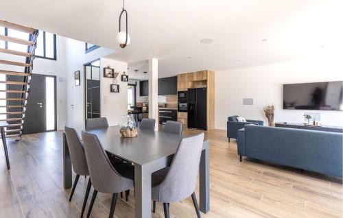 une salle à manger et un salon avec une table et des chaises dans l'établissement Cozy Home In Saint Jean De Monts, à Saint-Jean-de-Monts