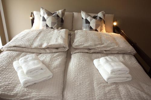 a white bed with two folded towels on it at Komfort & Stil für Job & Reise - 6 Personen in Soltau