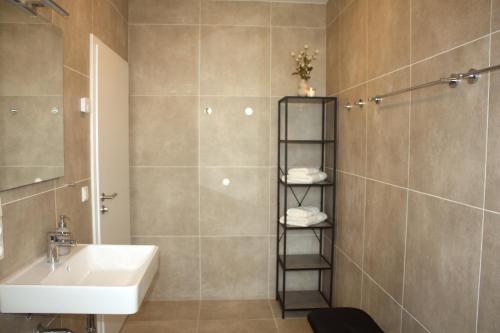 a bathroom with a sink and a toilet and a shower at Komfort & Stil für Job & Reise - 6 Personen in Soltau