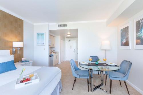 a room with a bed and a table and chairs at MVR - Ideal for Business & Weekend Trips in Miami