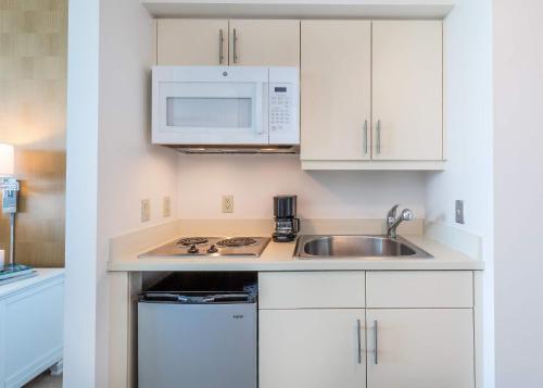 a small kitchen with a sink and a microwave at MVR - Ideal for Business & Weekend Trips in Miami