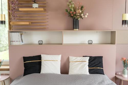 a bedroom with a bed with two pillows at Bella in Óhid