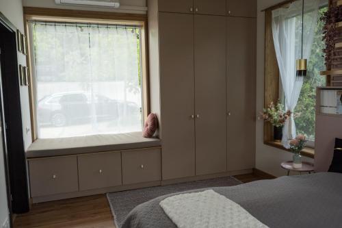 a bedroom with a window seat with a window sill at Bella in Óhid