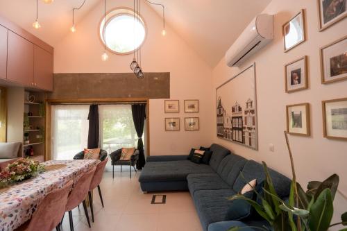 a living room with a couch and a table at Bella in Óhid
