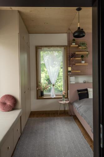 a bedroom with a bed and a window at Bella in Óhid