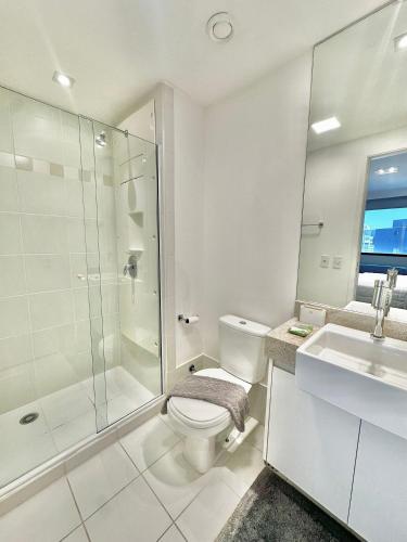 a bathroom with a toilet and a shower and a sink at São Paulo Ibirapuera Convention Plaza 02 Banheiros in São Paulo