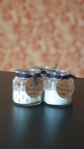 deux bocaux munis d'étiquettes assises sur une table dans l'établissement Le Loft de Genas - La Cabane, à Genas