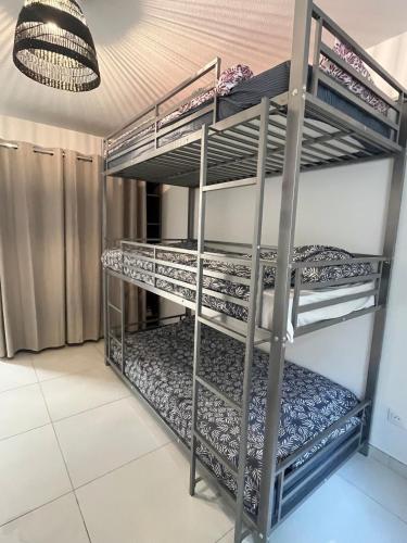 une chambre avec deux lits superposés dans une pièce dans l'établissement Briançon au pied des pistes, à Briançon