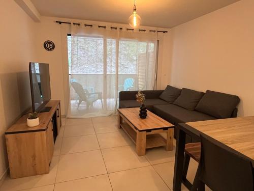 un salon avec un canapé et une table dans l'établissement Briançon au pied des pistes, à Briançon