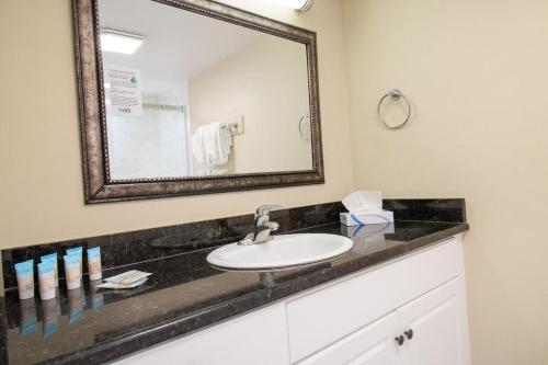 Ένα μπάνιο στο Deluxe Oceanfront King Room 6th Floor