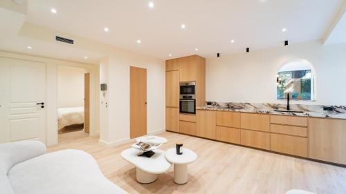 un salon avec un canapé blanc et une cuisine dans l'établissement Cocoon in Cannes Martinez, à Cannes