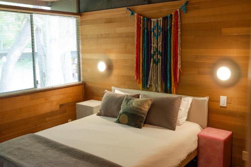 Katil atau katil-katil dalam bilik di Waterfront Port Orchard Retreat with Furnished Deck!