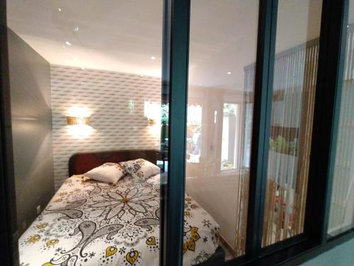 une chambre avec un lit dans un miroir dans l'établissement Golfe Paradis, à Vallauris