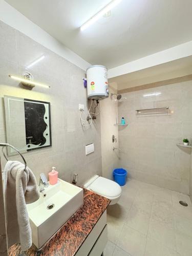 Un baño con un lavabo blanco y un inodoro. en 1 BHK Studio apartment, en Noida