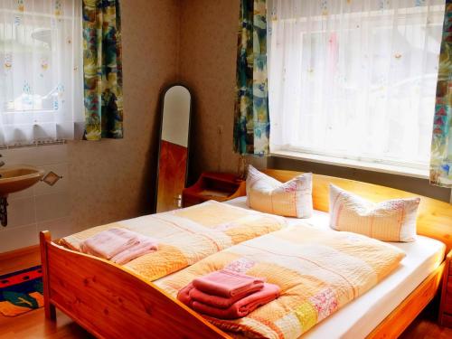 une chambre avec un grand lit avec des serviettes dessus dans l'établissement Ferienwohnung Schwarzwaldsegen mit Balkon, à Todtmoos