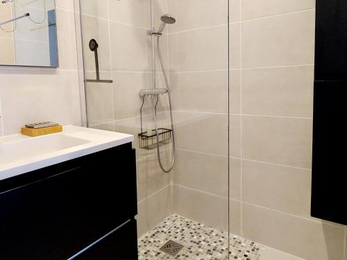 a bathroom with a shower and a sink at Chambres "Chez ELLE" in Oraison