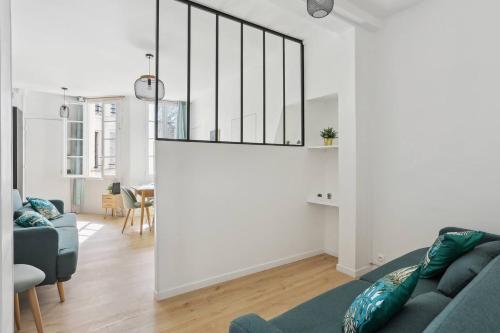 un salon avec un canapé et une table dans l'établissement Le Baron - Versailles, à Versailles