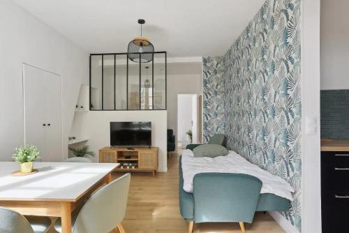 Cette chambre comprend une table à manger et un lit. dans l'établissement Le Baron - Versailles, à Versailles