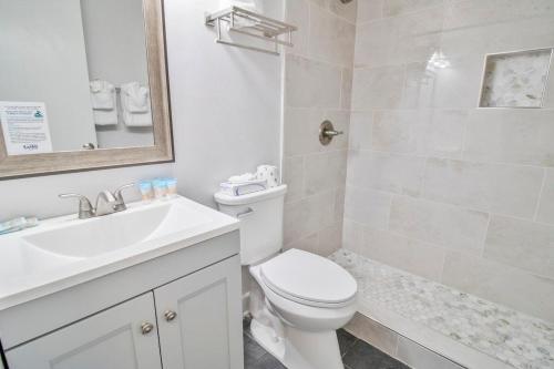 ein weißes Badezimmer mit Toilette und Waschbecken in der Unterkunft King Bed 3rd Floor Resort View King Room in Pawleys Island