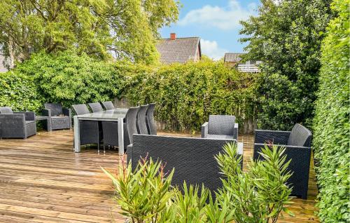 Bagenkopにある3 Bedroom Stunning Home In Bagenkopのパティオ(テーブル、木製デッキの椅子付)