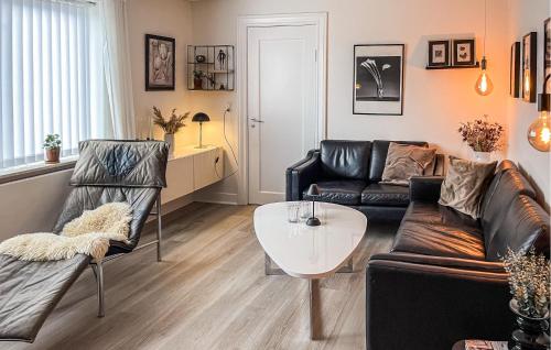 Bagenkopにある3 Bedroom Stunning Home In Bagenkopのソファとテーブルのあるリビングルーム