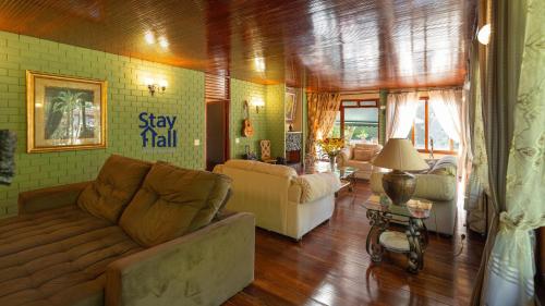 - un salon avec un canapé et des chaises dans l'établissement Mansão Bardô em Morin-5qts-Piscina e Academia-SH111D, à Petrópolis