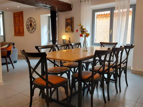 une salle à manger avec une table et des chaises en bois dans l'établissement Chambres 