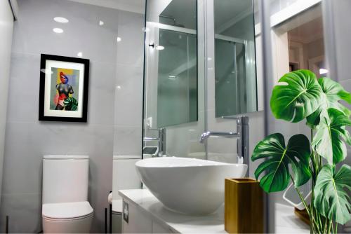 bagno con lavandino, servizi igienici e pianta di DouroTerrace a Vila Nova de Gaia