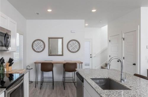 Η κουζίνα ή μικρή κουζίνα στο Modern 3BR-Ample Home near Walmart HQ & Downtown