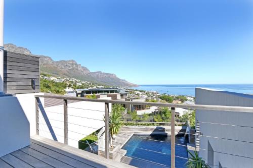 balcón con vistas al océano en Villa Aqua by Totalstay en Ciudad del Cabo