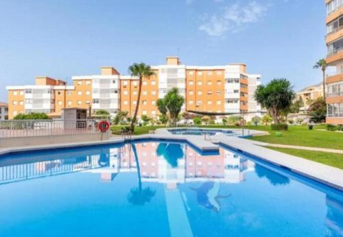 duży basen z budynkami w tle w obiekcie Saltillo Alto Gray Studio. Vistas al mar y piscina w mieście Torremolinos