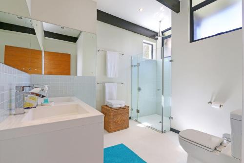 Kylpyhuone majoituspaikassa Villa Aqua by Totalstay