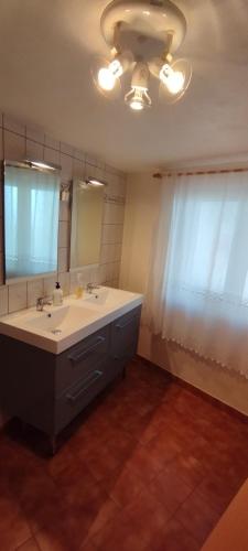 a bathroom with a sink and a mirror at Casa do Carvoeiro in Fundão