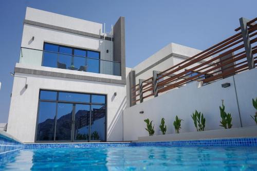 Πισίνα στο ή κοντά στο Al Dana H2O Luxury Villa