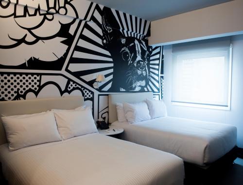 Una habitación de hotel con dos camas y una ventana. en Radisson RED Miraflores, en Lima