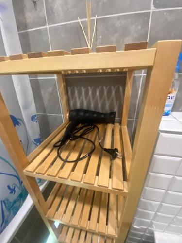 un objet noir posé sur une étagère en bois dans l'établissement Vilnius Central Living – Jakšto place, à Vilnius