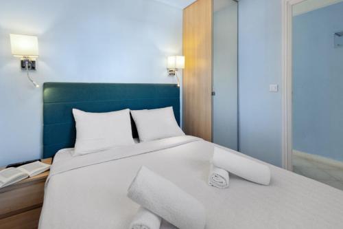 une chambre avec un grand lit blanc avec deux oreillers dans l'établissement Le Croisette - Terrace - AC - Hypercentre - WIFI, à Cannes