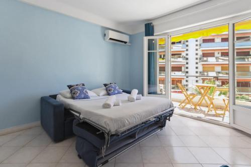 une chambre avec un lit et une grande fenêtre dans l'établissement Le Croisette - Terrace - AC - Hypercentre - WIFI, à Cannes