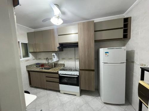 Η κουζίνα ή μικρή κουζίνα στο Vista Mar, Pé areia, 2Vagas, 2 Dort, 80Mt Apto, Aceita Pets, exatamente tudo Perto!