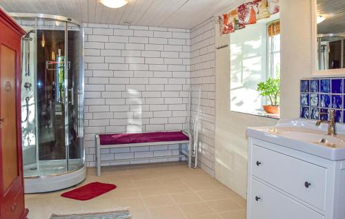 Un baño de Nice Home In Sjöbo With Wifi