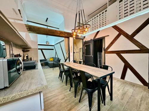 une cuisine et une salle à manger avec une table et des chaises dans l'établissement Cœur de Béziers - Climatisé, à Béziers