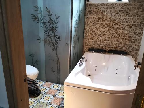 a bathroom with a tub and a toilet at Hotel Boutique Tierra Del Mar Cartagena in Cartagena de Indias